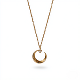 Luna di Cuore Pendant – An intimate union of celestial grace and refined artistry, the Luna di Cuore Pendant embodies the quiet luxury of modern Italian design. Its sculpted crescent form, crowned with a delicate heart set with a brilliant-cut 